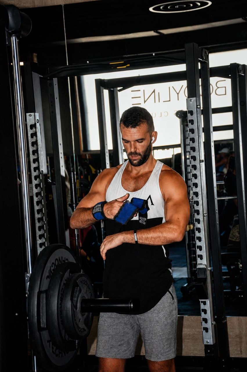 Ivan preparando el entrenamiento junto a la barra